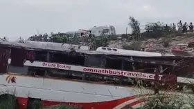 UP Accident: उत्तर प्रदेश में सुबह-सुबह पहली डबल डेकर बस, दो लोगों की मौत; 50 घायल