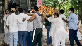पंचतत्व में विलीन हुईं शेफाली जरीवाला, पति पराग त्यागी ने दी मुखाग्नि