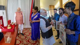 PM मोदी ने त्रिनिदाद और टोबैगो की प्रधानमंत्री को दिया ये खास तोहफा, 'भारत को जानिए' क्विज के विजेताओं से की मुलाकात