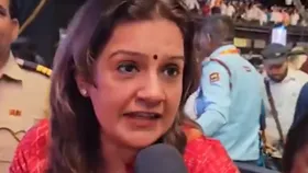 मराठी एकता कार्यक्रम में हिंदी में बोलने लगी उद्धव गुट की नेता, लोग बोले- क्या राज ठाकरे के आदमी इन्हें धमकाएंगे