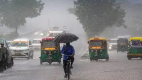 Delhi Rain: दिल्ली-NCR में सुबह-सुबह शुरू हुई बारिश, अगले कुछ घंटों में और बरसेंगे बदरा, IMD ने जारी किया येलो अलर्ट