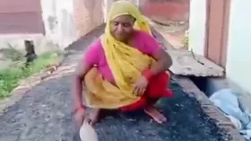 “ठेकेदार ने कहा था खुद बना लेना”, महिला ने हाथ में उठाया पिटना और बना डाली रोड!