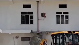 छांगुर बाबा के आलीशान कोठी पर चला बुलडोजर, धर्मातंरण का अवैध धंधा चलाता था