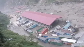 Nepal Flood: नेपाल-चीन बॉर्डर पर बाढ़ ने मचाई तबाही, पानी में बहे कई वाहन, 18 लोग लापता