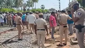 Tamil Nadu: कुड्डालोर में दर्दनाक हादसा, ट्रेन की टक्कर से स्कूल वैन के उड़े परखच्चे, 2 छात्रों की मौत, कई घायल