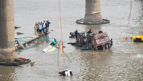 Vadodara Bridge Collapse: वडोदरा में चार दशक पुराना पुल ढह जाने से हुईं मौतों पर PM ने जताया दुख, मुआवजे का किया ऐलान