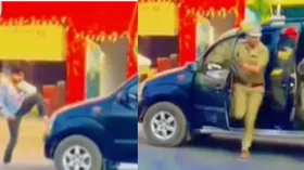 नशे में धुत युवक ने बीच सड़क पर रोकी पुलिस कार, फिर आगे जो हुआ