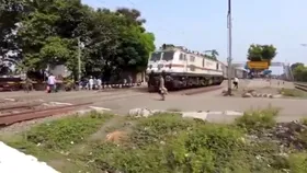 रेलवे ट्रैक क्रॉस कर रहा था युवक तभी आ गई तेज रफ्तार ट्रेन, तेजी से वायरल हो रहा वीडियो