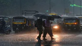 Weather News: दिल्ली-NCR में झमाझम बारिश के बाद कई इलाकों में पानी भरा, सड़कों पर लगा जाम