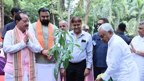 Bihar: नीतीश कुमार ने किया 'वन महोत्सव 2025' का शुभारंभ, राज्यभर में चलेगा तीन महीने तक पौधारोपण अभियान
