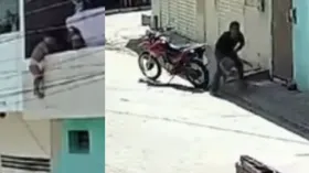 बालकनी से लटक रहा था बच्चा, नीचे खड़े शख्स ने लपक कर बचाई जान