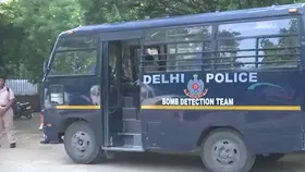 Bomb Threat: दिल्ली के दो स्कूलों को मिली बम से उड़ाने की धमकी, मौके पर पहुंची पुलिस और बम स्क्वाड टीम