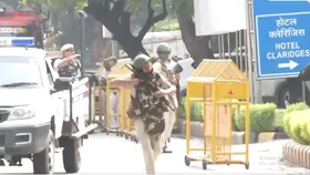Mock Drill: दिल्ली के फाइव स्टार होटल में बम धमाका, हेलिकॉप्टर से सीधे होटल की छत पर कूदे NSG कमांडोज