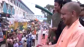 Kanwar Yatra: सीएम योगी ने कांवड़ियों पर बरसाए फूल, लोगों ने लगाए हर-हर महादेव के जयकारे