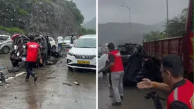 मुंबई पुणे एक्प्रेसवे पर तेज रफ्तार ट्रेलर ट्रक का ब्रेक फेल,  20 वाहनों को मारी टक्कर, 4 लोगों की मौत