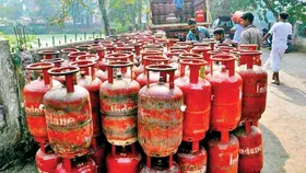 LPG Connection: केंद्र सरकार ने उज्जवला योजना का किया विस्तार, 25 लाख लोगों को फ्री में मिलेगा एलपीजी कनेक्शन