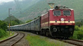 Railways: रेल यात्रा के दौरान अब जनरल कोच में भी मिलेगा साफ सुथरा खाना, सस्ती दर पर मिलेगी ये सुविधा