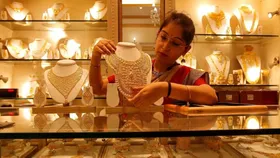 Gold Price Today: सप्ताह के पहले ही दिन सोने-चांदी की कीमतों में भारी तेजी, जानें कितने बढ़े दाम