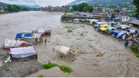 उत्तराखंड के टिहरी में फटा बादल, 2 की मौत, केदारनाथ में फंसे सैकड़ों यात्री...रेस्क्यू ऑपरेशन जारी