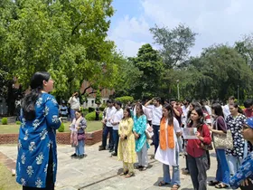 अभाविप ने डीयू परिसर में ओडिशा की छात्रा सौम्याश्री को दी श्रद्धांजलि, दोषियों के खिलाफ कार्रवाई की मांग की