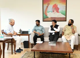 सीएम रेवंत रेड्डी ने अश्विनी वैष्णव से की मुलाकात, केंद्रीय परियोजनाओं को मंजूरी देने का किया आग्रह