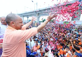 सीएम योगी ने कांवड़ियों पर बरसाए फूल, बोले- यात्रा को बदनाम करने वालों पर होगी सख्त कार्रवाई