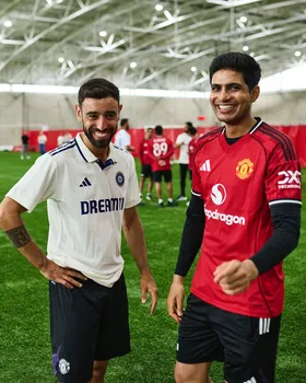 यूनाइटेड इन मैनचेस्टर : मैनचेस्टर यूनाइटेड ने गिल एंड कंपनी को भेंट की नाम लिखी जर्सी