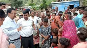 मध्य प्रदेश : छतरपुर में बाढ़ प्रभावित गांवों का कमिश्नर ने किया दौरा, मुआवजे और मदद का दिया भरोसा