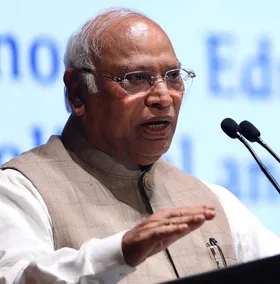 'इरादा गरीबों को मतदान के अधिकार से हटाना', एसआईआर मुद्दे पर विपक्ष का हमला