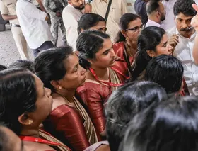केरल: आशा कार्यकर्ताओं का विरोध प्रदर्शन जारी, केंद्र का जताया आभार राज्य सरकार से मांगा हिसाब