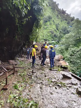उत्तराखंड के रुद्रप्रयाग में बादल फटने और भूस्खलन से तबाही, केदारनाथ यात्रा रोकी गई