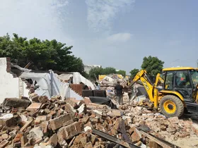 अवैध मार्केट पर चला ग्रेनो प्राधिकरण का बुलडोजर, दो दर्जन दुकानें ध्वस्त