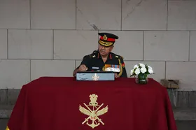 शुक्रवार को कमान संभालेंगे सेना के नए उपप्रमुख, सेनाध्यक्ष ने रिटायर्ड हो रहे अधिकारियों को दी विदाई