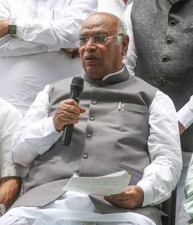 'लोकतंत्र के लिए अहम है मतदाता सूची संशोधन पर चर्चा', खड़गे ने राज्यसभा के उपसभापति को लिखा पत्र