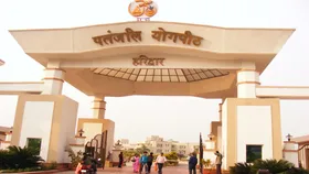 आयुर्वेद ने ढूंढ़ निकाला गंजेपन का इलाज, पतंजलि ने झड़ते बालों की समस्या काे लेकर निकाला स्थाई समाधान