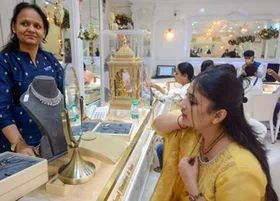 सोना इस हफ्ते 1,700 रुपए से अधिक हुआ महंगा, चांदी 1.05 लाख रुपए के पार