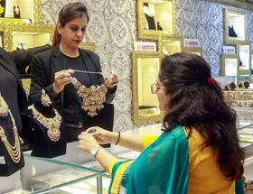 सस्ता हुआ सोना, चांदी की बढ़ी कीमत