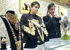 सस्ता हुआ सोना, चांदी की कीमत 900 रुपए से अधिक बढ़ी