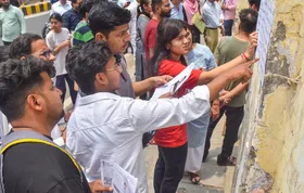 नीट यूजी रिजल्ट 2025 : छात्रा आशी सिंह ने हासिल की 12वीं रैंक, मनु शर्मा को मिला 43वां स्थान
