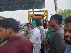 ग्रेटर नोएडा के लुहारली टोल प्लाजा पर दबंगई, सीसीटीवी में कैद हुई महिला टोल कर्मी से अभद्रता