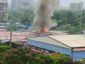 नवी मुंबई : घणसोली बस डिपो में भीषण आग से दो बसें जलकर हुईं खाक