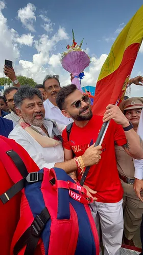 आरसीबी टीम का बेंगलुरु एयरपोर्ट पर भव्य स्वागत, शिवकुमार ने विराट कोहली को भेंट किया कन्नड़ झंडा