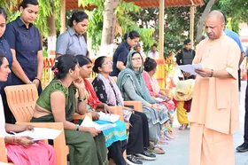 जनता की समस्याओं पर त्वरित संवेदनशीलता दिखाएं अधिकारी : सीएम योगी