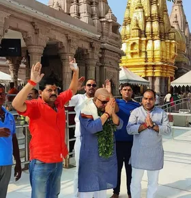 वाराणसी में लूट और छेड़छाड़ गैंग का भंडाफोड़, कांग्रेस प्रदेश अध्यक्ष के पीए पर गंभीर आरोप