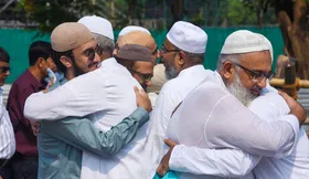 गाजियाबाद में मुस्लिम परिवारों ने ‘केक-बकरा’ काटकर मनाई बकरीद, नंदकिशोर गुर्जर बोले - 'मोहम्मद साहब थे शाकाहारी'