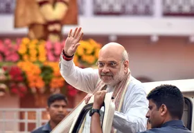 नक्सलावाद के खिलाफ मोर्चा खोलने वाले अधिकारियों से मिले अमित शाह, दी बधाई