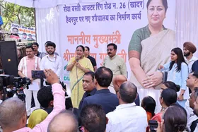 आप और कांग्रेस ने झुग्गीवासियों को वर्षों तक मूर्ख बनाया : सीएम रेखा गुप्ता