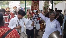 लालू यादव ने जन्मदिन पर काटा 78 पाउंड का केक, कार्यकर्ताओं में उत्साह, बैंड-पार्टी के साथ बधाई देने पहुंचे कार्यकर्ता