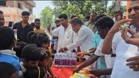लालू यादव के जन्मदिन पर राजद कार्यकर्ताओं ने छात्रों के बीच पठन-पाठन सामग्री बांटी, गरीबों को कराया भोजन