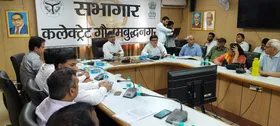 गौतम बुद्ध नगर में लिफ्ट पंजीकरण को लेकर डीएम ने की समीक्षा बैठक, जुर्माने की दी चेतावनी